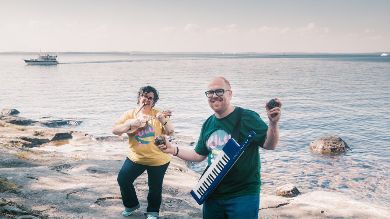 PALAGO:n Paloma ja Iago ihastuttavat ikäihmisiä musiikkityöpajoissaan.